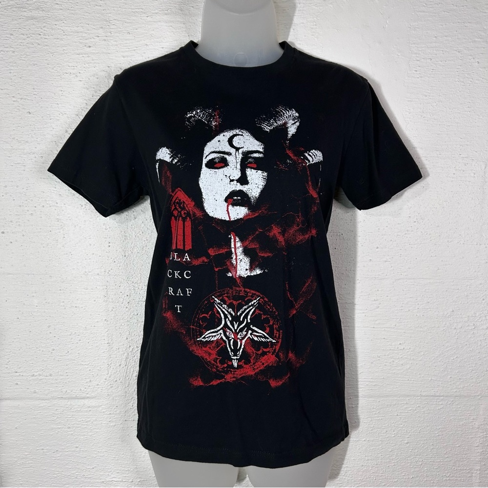 Lilith red tee